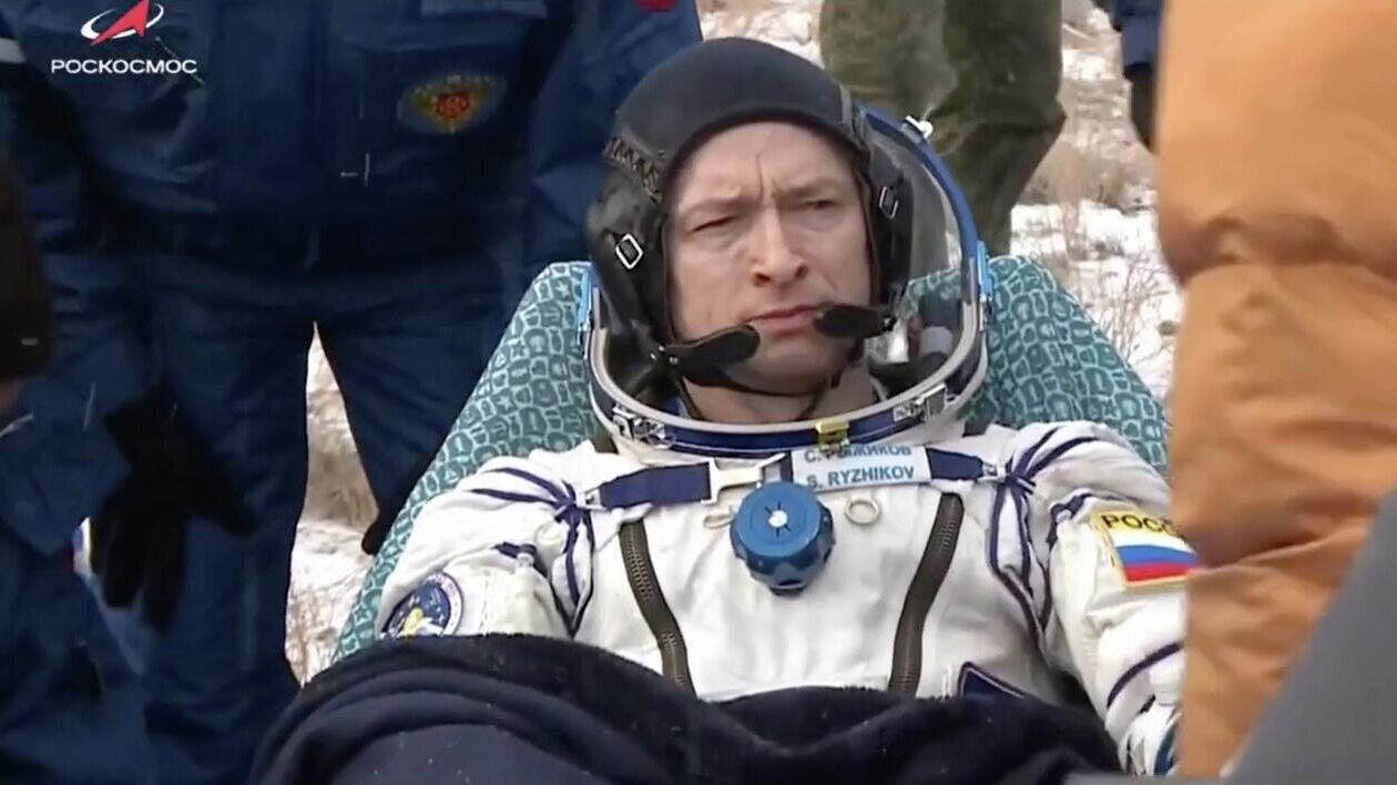 Эвакуация приземлившегося в Казахстане экипажа корабля Союз МС-27