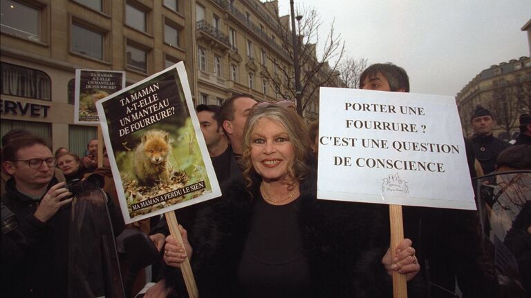 Брижит Бардо во время акции протеста против меховых изделий