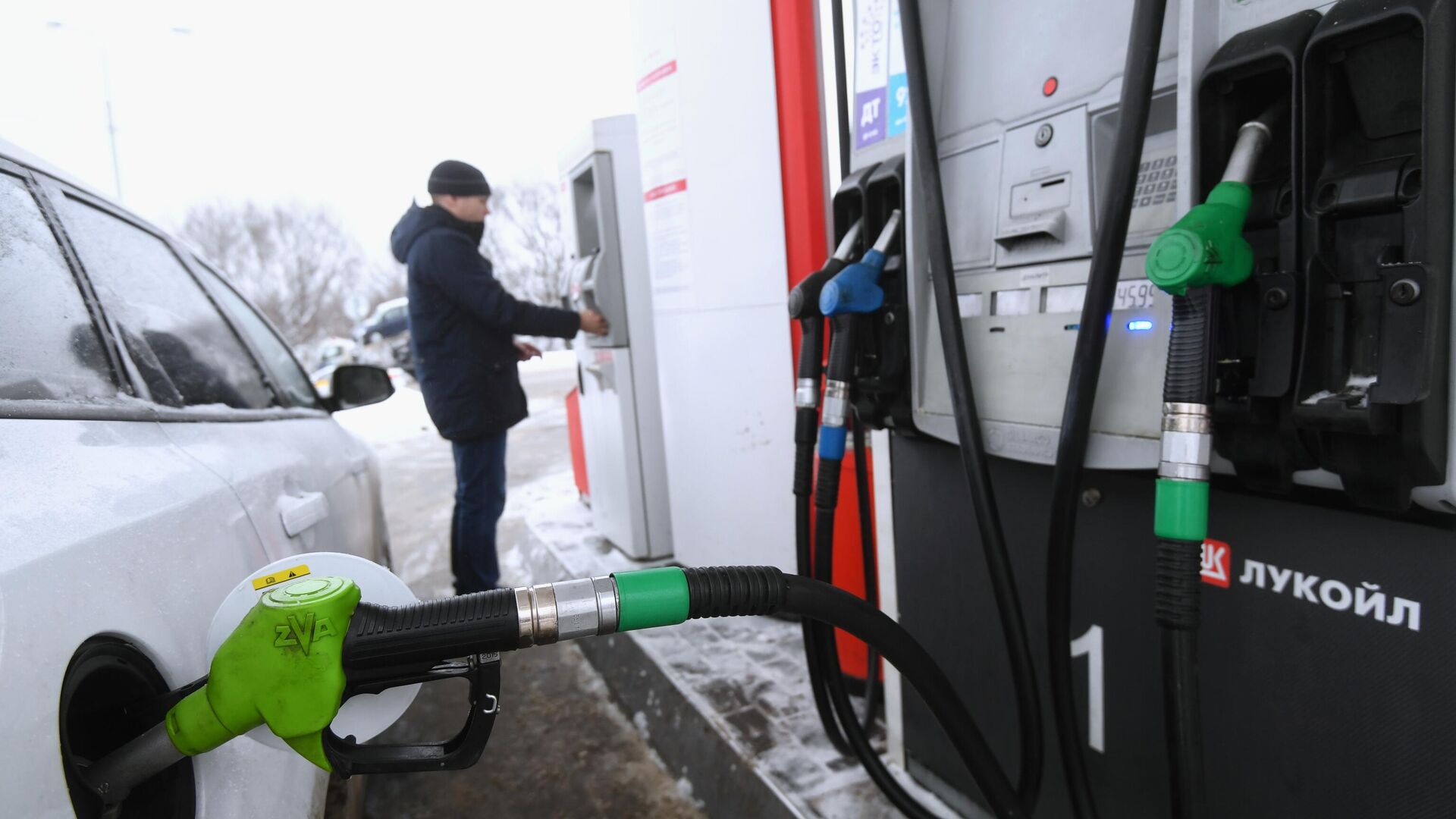 Заправка автомобиля на одной из автозаправочных станций в Москве