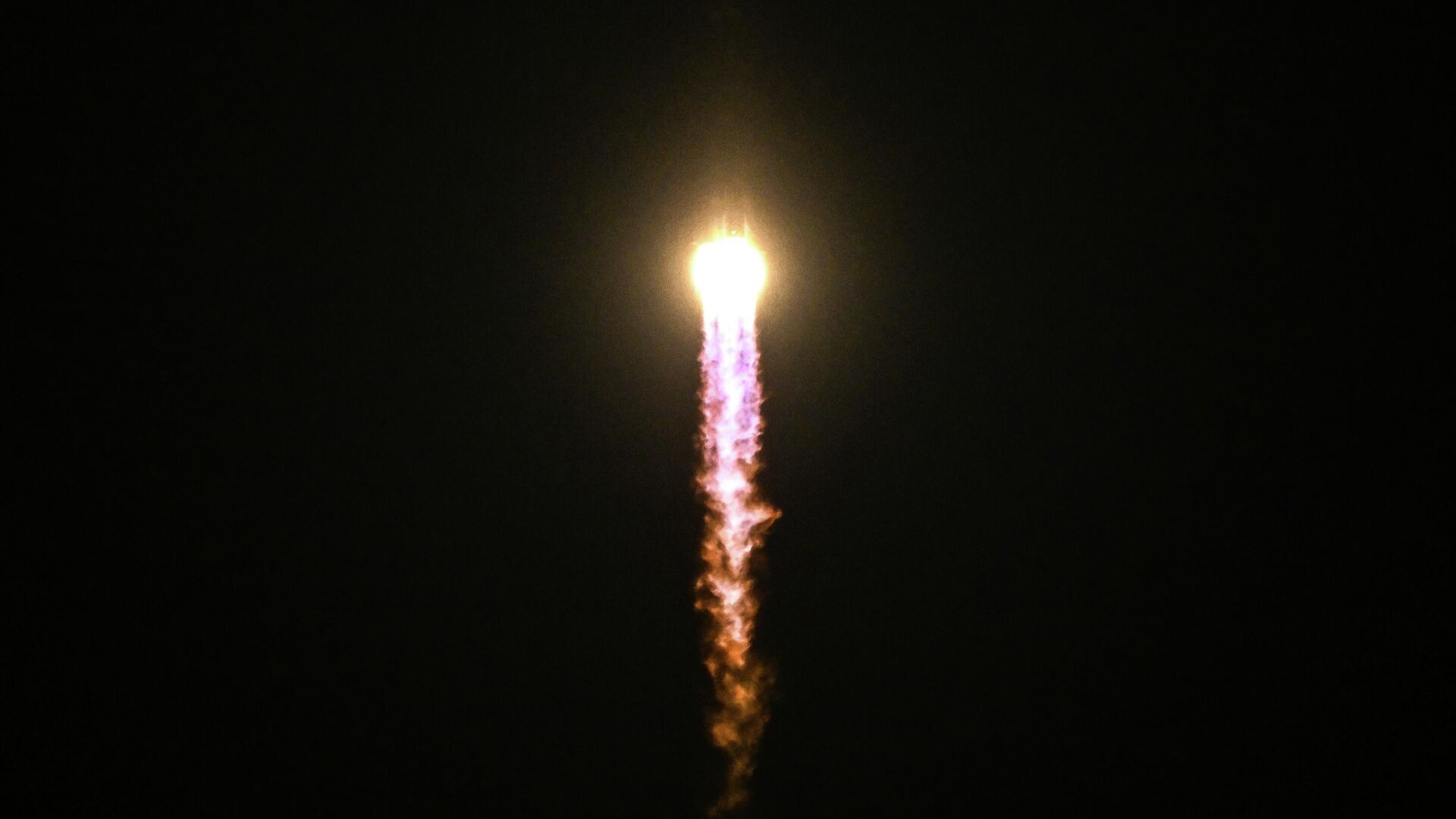 Запуск ракеты-носителя Союз-2.1б с двумя малыми спутниками дистанционного зондирования Земли Аист-2Т с космодрома Восточный
