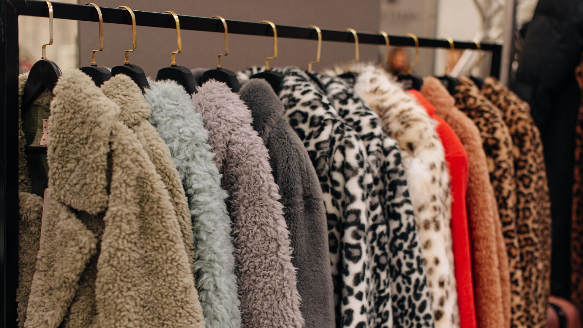 Пальто из искусственного меха