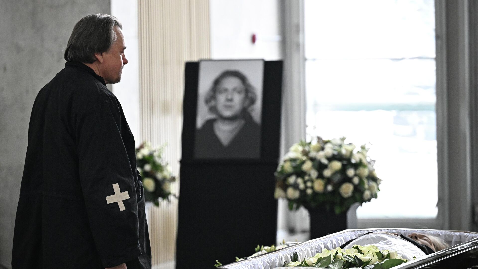 Генеральный директор Первого канала, продюсер Константин Эрнст на церемонии прощания с продюсером и телеведущим Александром Олейниковым