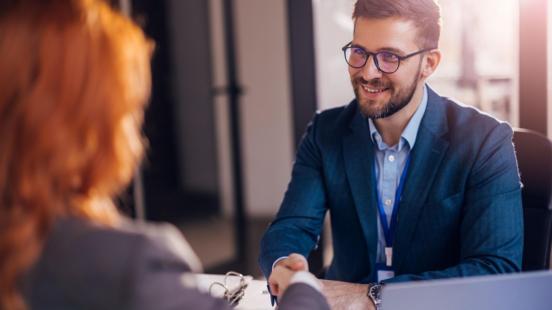 Сотрудник банка с клиентом