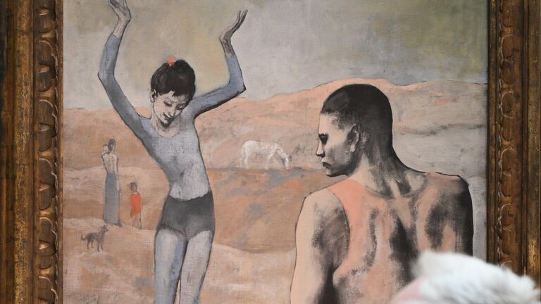 Журналист около картины художника П.Пикассо Девочка на шаре на пресс-показе фокус-выставки Матисс и Пикассо. Цвет и форма в Третьяковской галерее