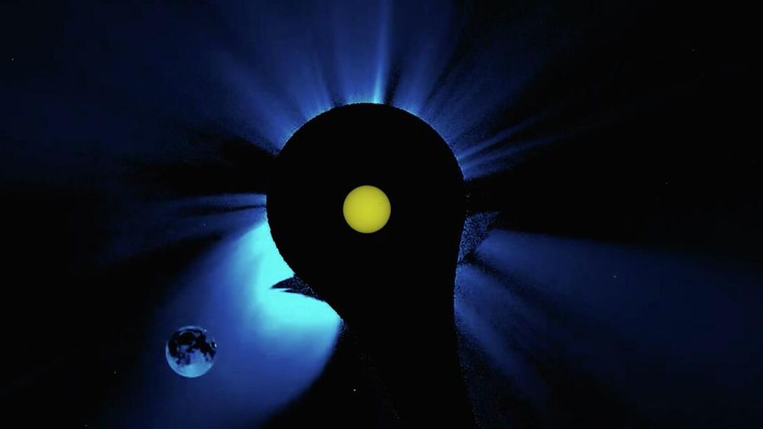 Кадр видео, показывающего прохождение Луны по солнечному диску во время солнечного затмения