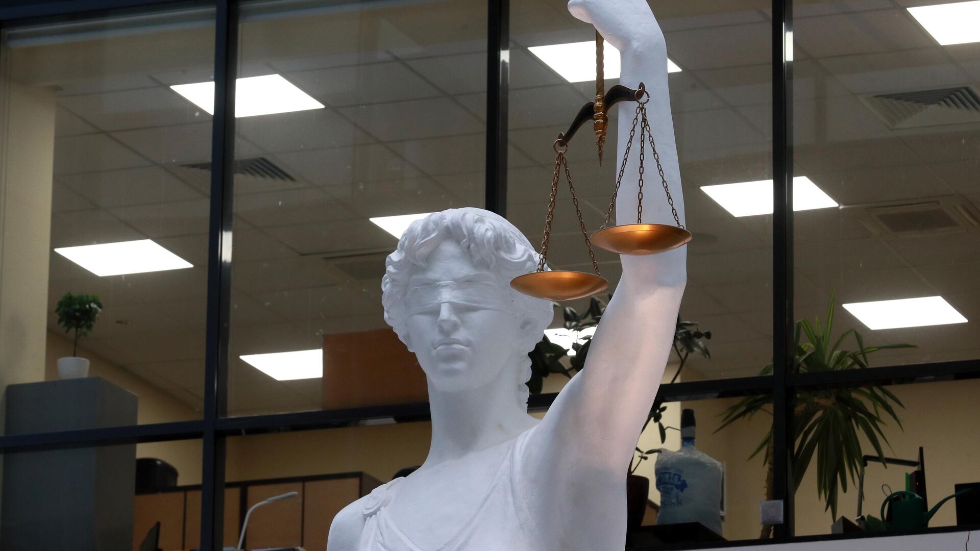 Статуя богини правосудия Фемиды