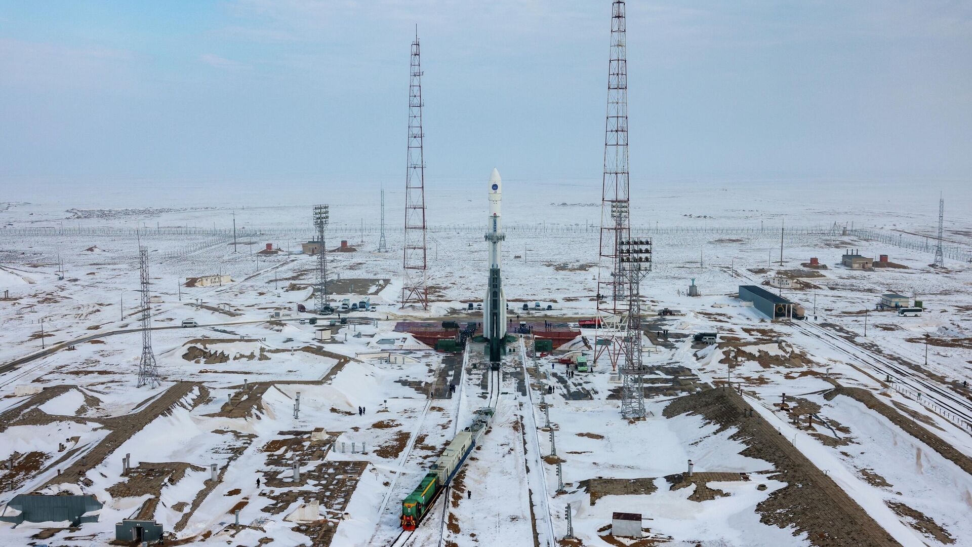 Установка ракеты-носителя Протон-М со спутником Электро-Л на стартовый стол комплекса космодрома Байконур