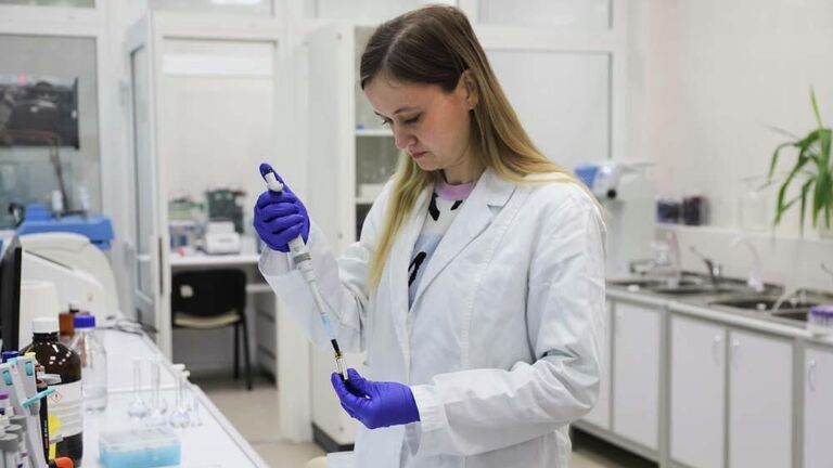 Идет подготовка раствора повидон-йода к нанесению на биомембрану