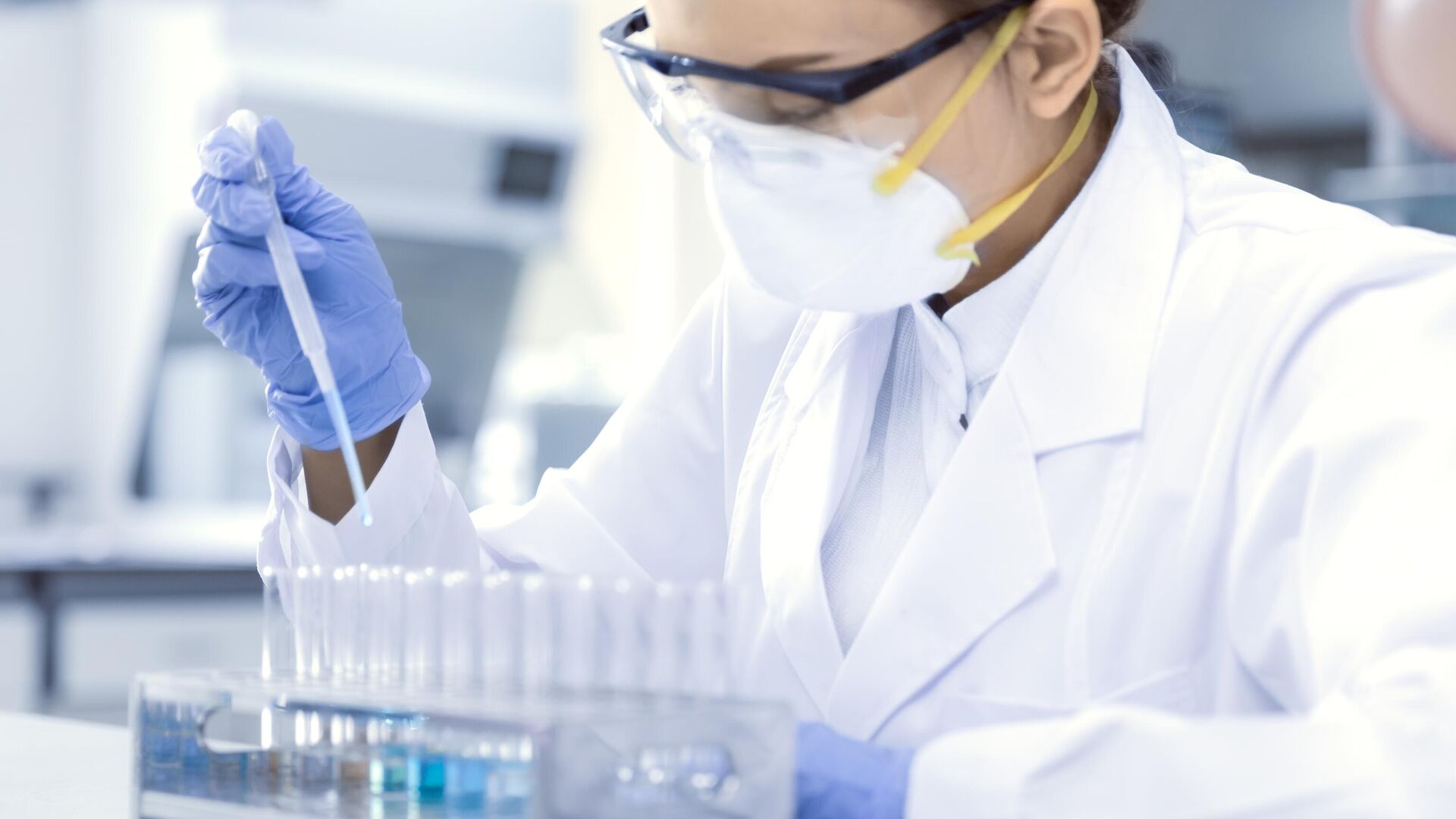 Девушка-ученый в лаборатории