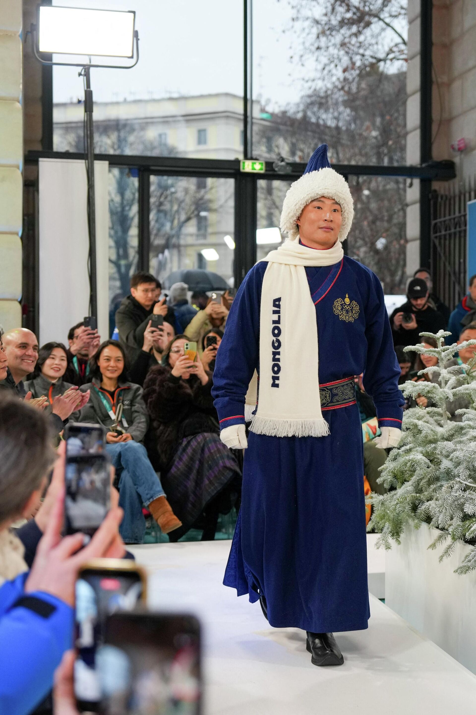 Форма монгольской олимпийской сборной на показе мод в Милане