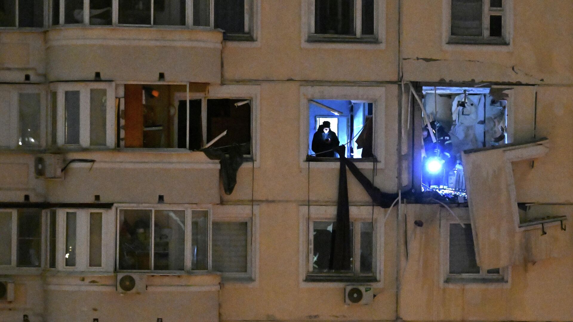 Работа сотрудников экстренных служб на месте взрыва в жилом доме на улице Кадырова на юге Москвы