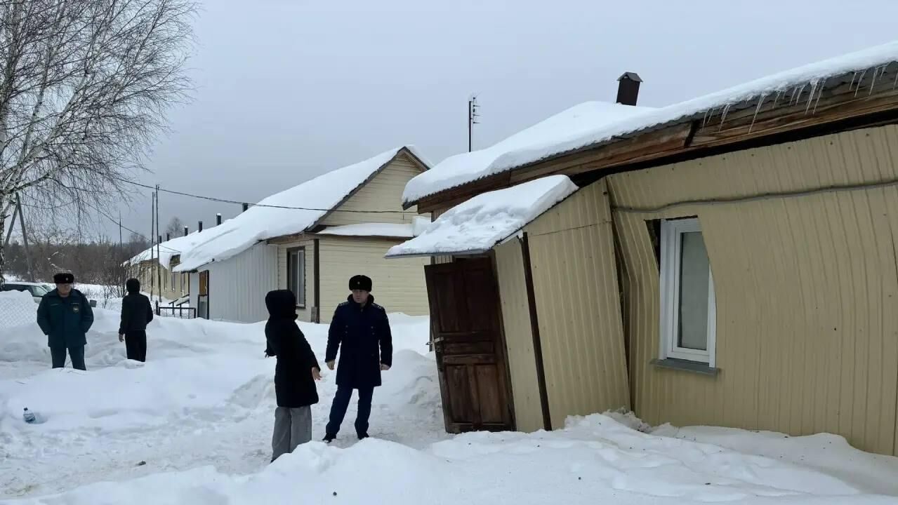 На месте частичного разрушения крыши жилого дома в городе Сурск Пензенской области