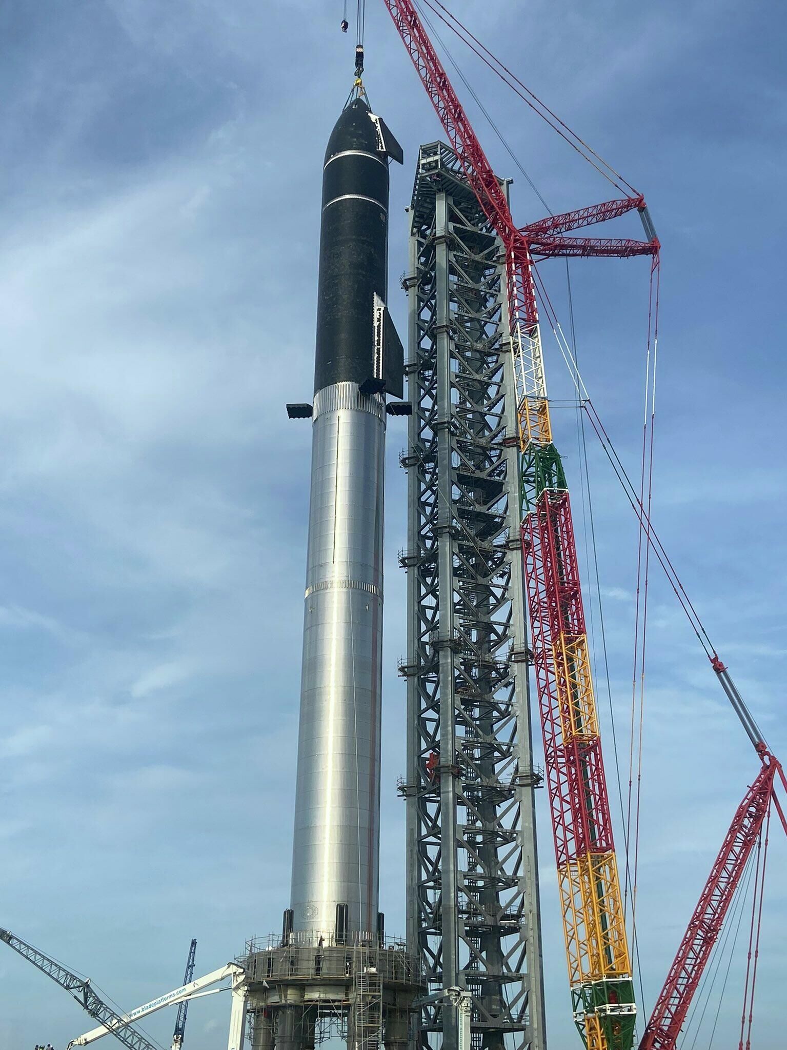 Американская компания SpaceX завершила сборку крупнейшей в мире ракеты Starship