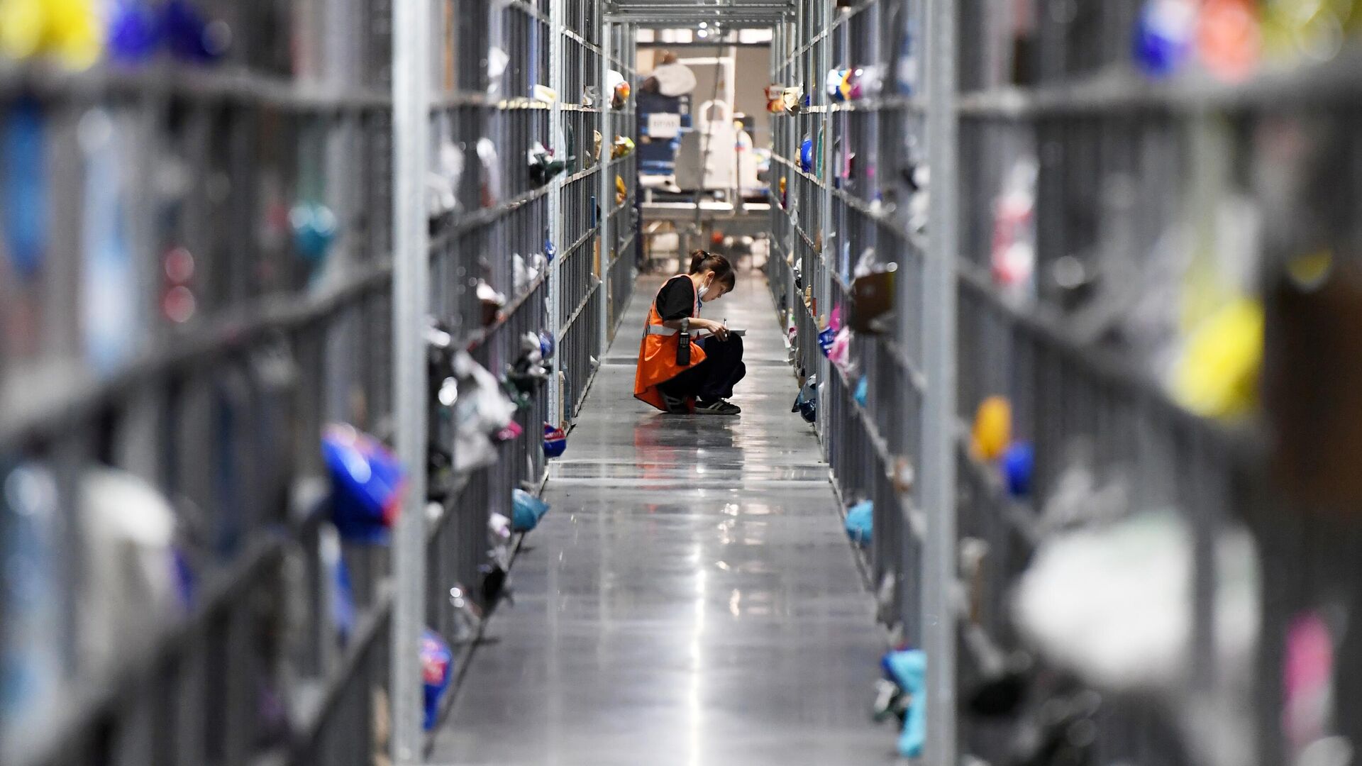 Сотрудница в отделе сбора заказов на складе логистического центра