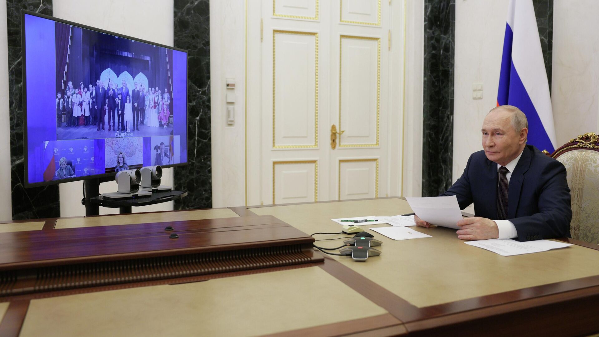 Президент РФ Владимир Путин участвует в режиме видеоконференции в церемонии открытия Азербайджанского музыкально-драматического театра в Дербенте. 27 марта 2026
