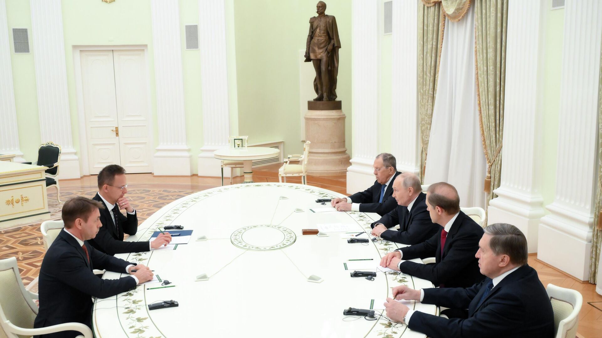 Президент РФ Владимир Путин и министр иностранных дел Венгрии Петер Сийярто во время встречи