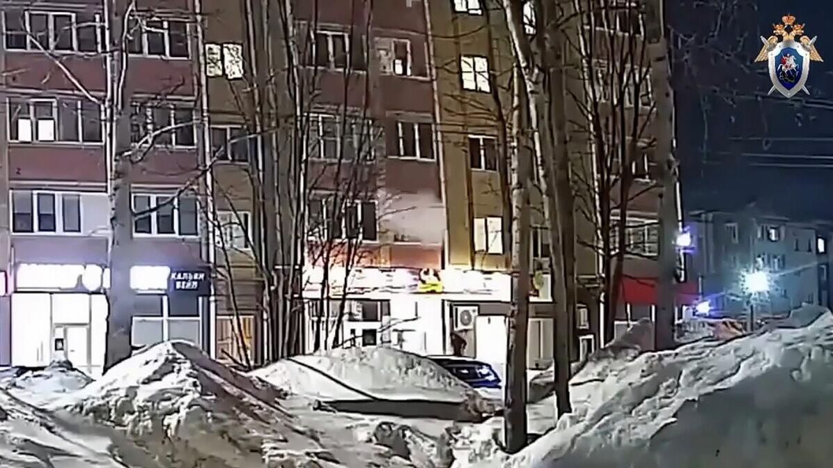 Падение снега на улице Терешковой поселка Медведево