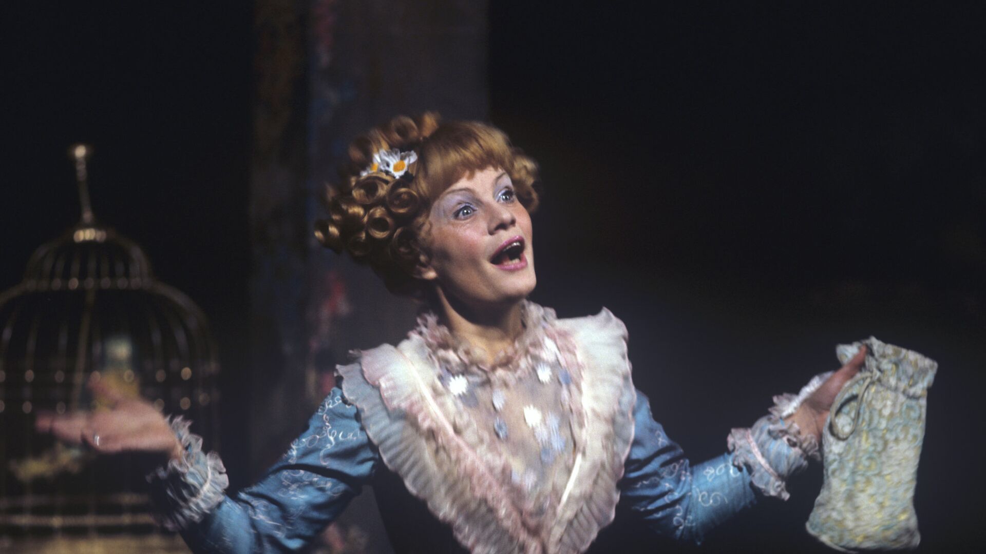 Ольга Яковлева в сцене из спектакля Женитьба