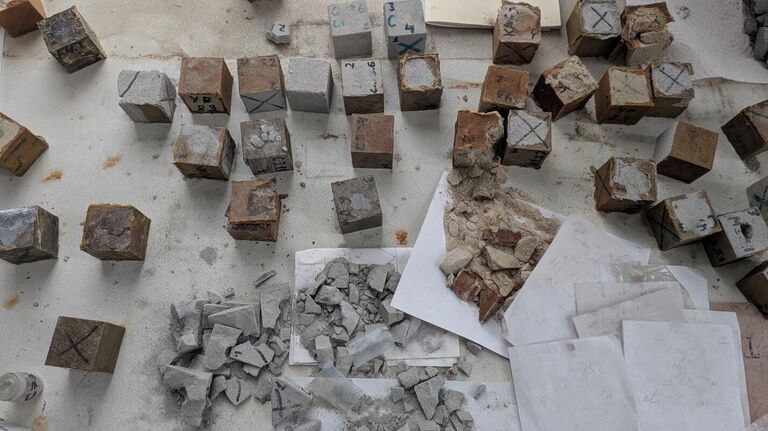 Кубические образцы горных пород-коллекторов после испытаний