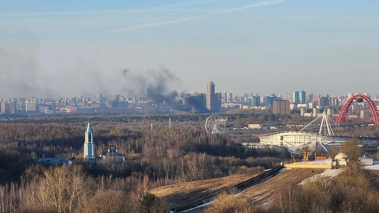 Дым от пожара на северо-западе Москвы