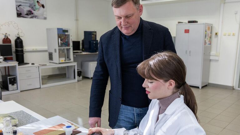 Заведующий базовой кафедрой химии и технологии природных энергоносителей и углеродных материалов СФУ Федор Бурюкин и сотрудник лаборатории Нефти и нефтепродуктов СФУ Дарья Гребенюк изучают качественные характеристики полученных мастик