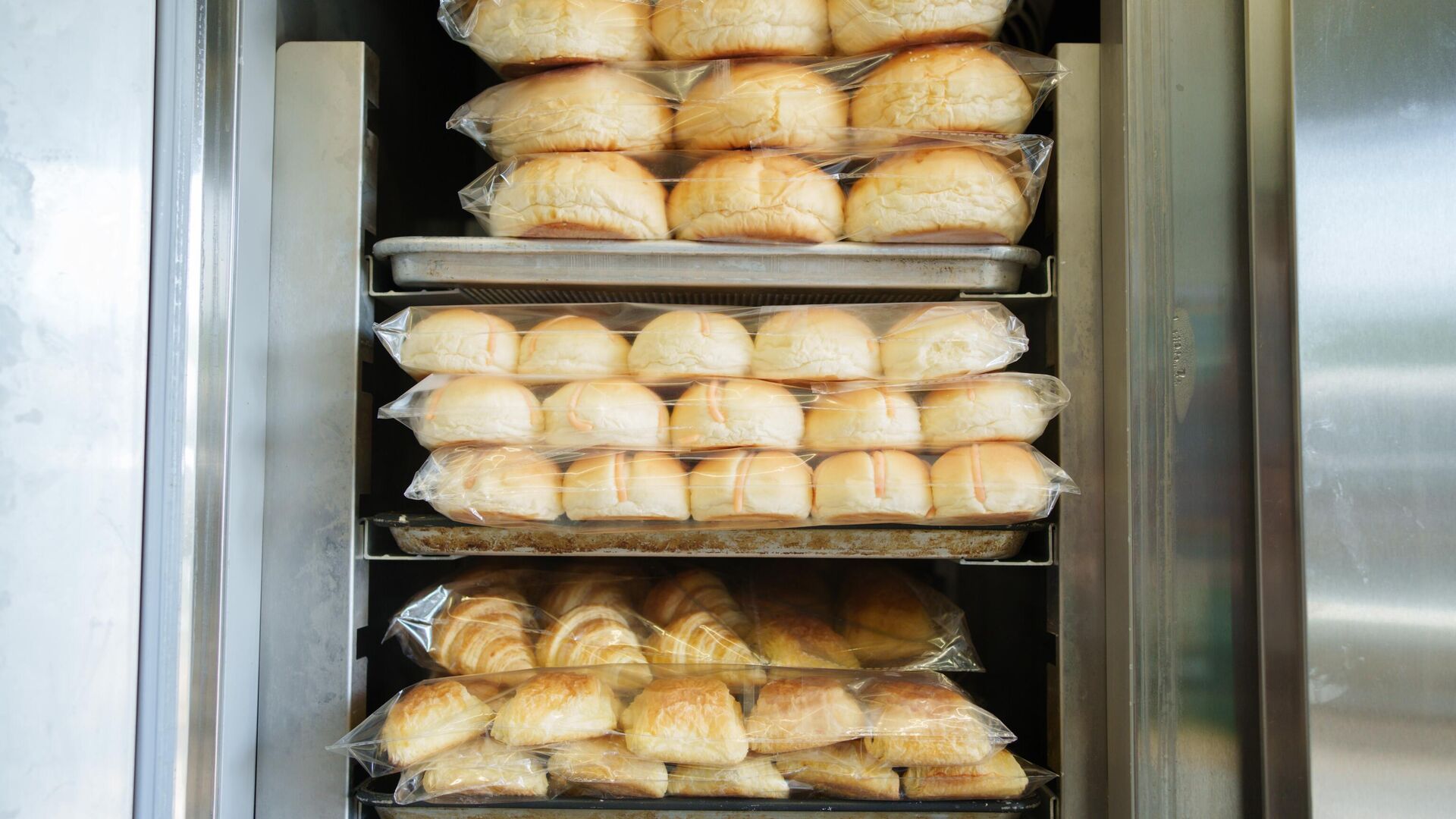 Замороженный хлеб в холодильнике