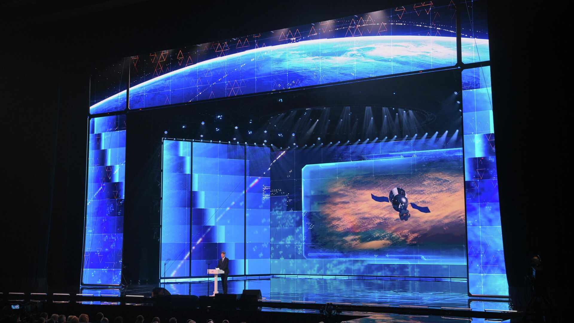 Генеральный директор Государственной корпорации по космической деятельности Роскосмос Дмитрий Баканов на торжественной церемонии награждения сотрудников ракетно-космической отрасли в Москве