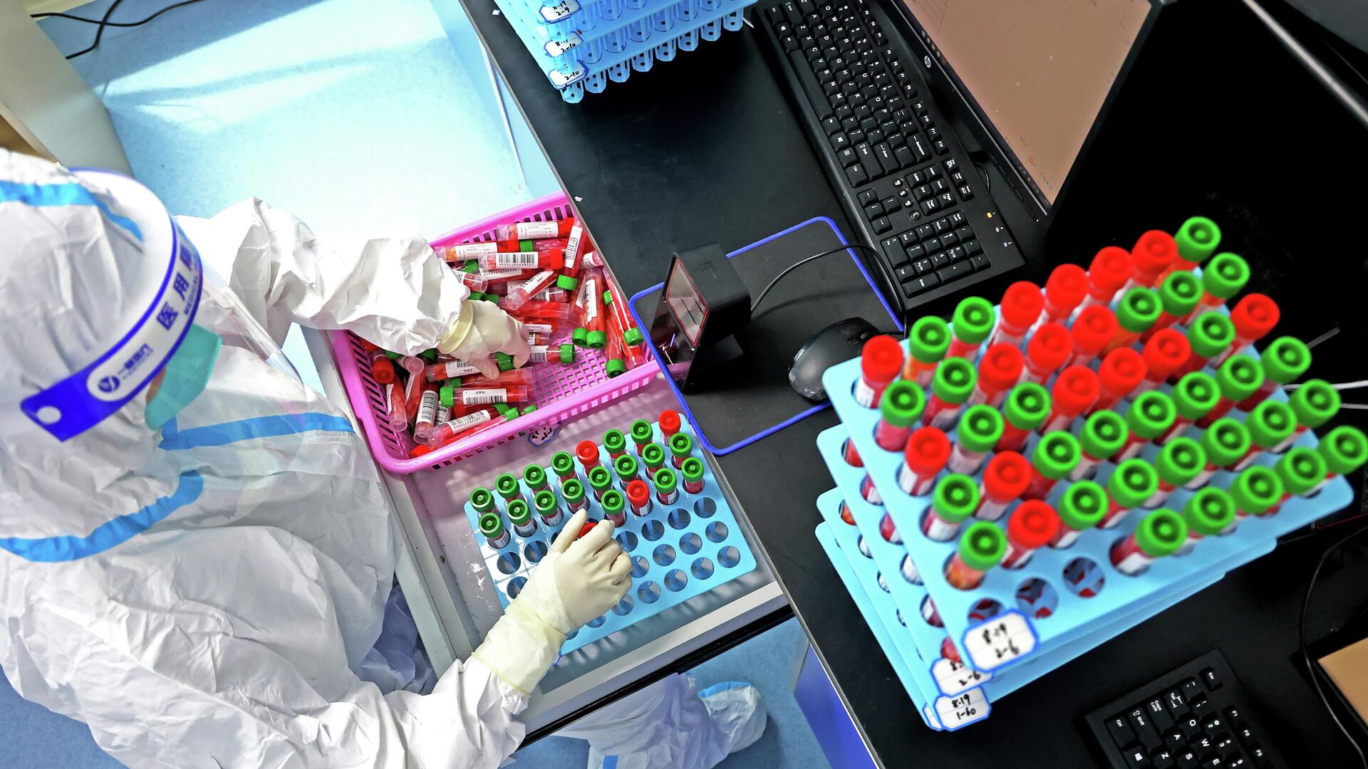 Ученые в лаборатории в Китае