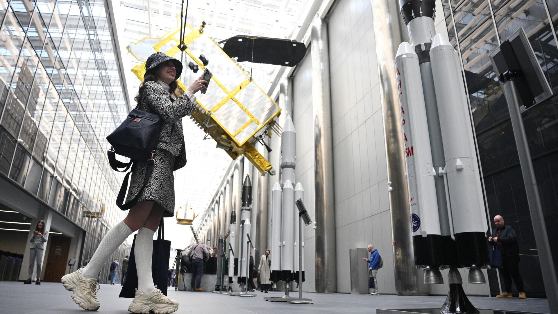 Посетители на просветительском марафоне в рамках Недели космоса