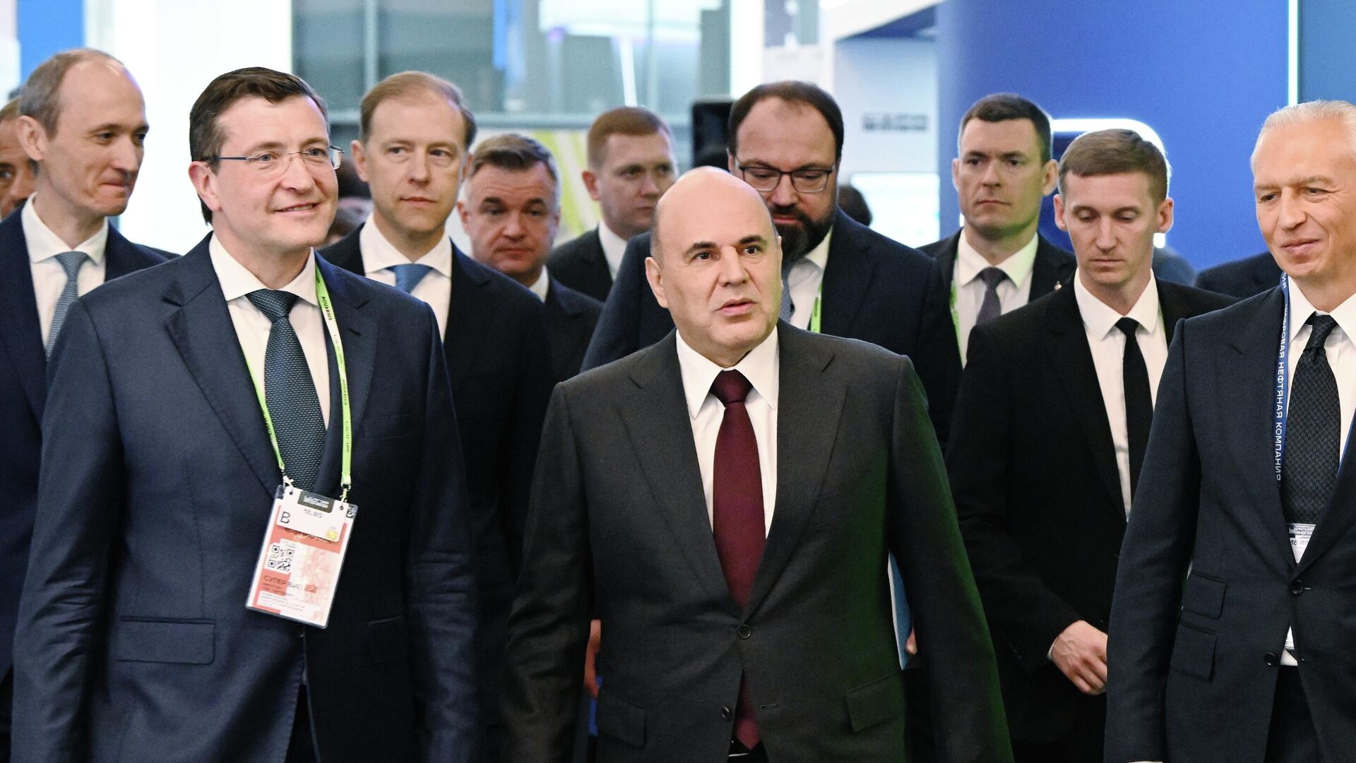 Председатель правительства РФ Михаил Мишустин осматривает выставку в рамках конференции Цифровая индустрия промышленной России в Нижнем Новгороде