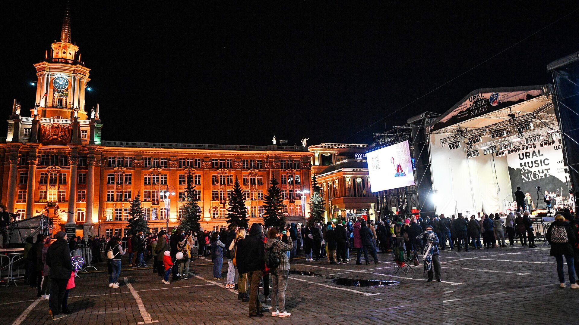 Зрители и участники Международного музыкального фестиваля Ural Music Night