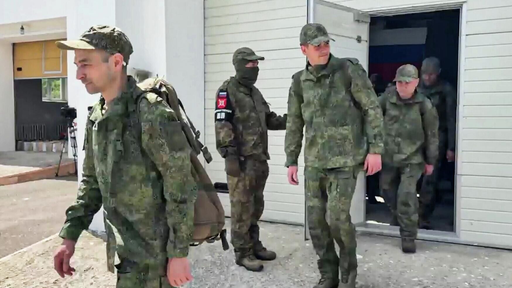 Возвращенные из украинского плена российские военнослужащие. Стоп-кадр видео