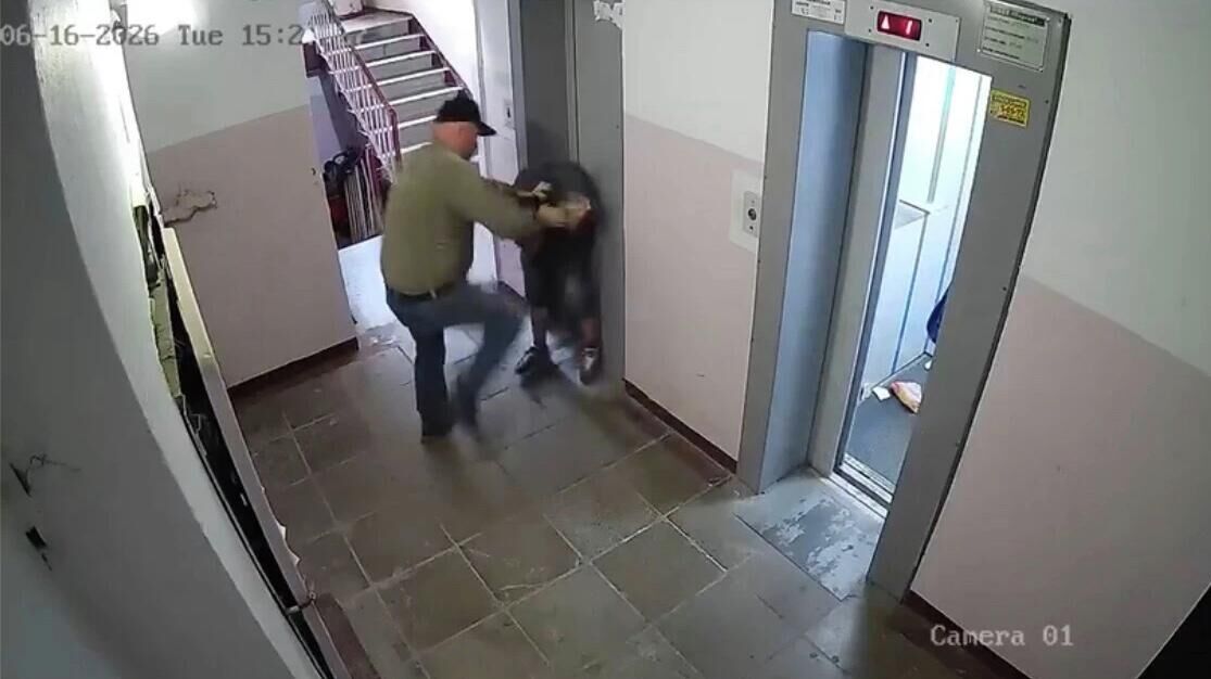 Мужчина напал на подростка в подъезде во Владивостоке