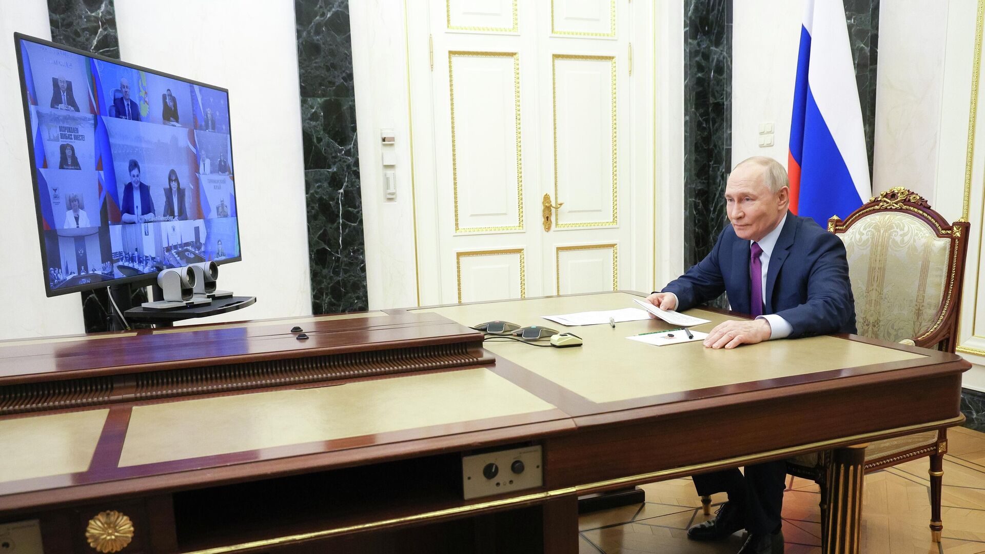 Президент РФ Владимир Путин в режиме видеоконференции на заседании Совета по реализации государственной политики в сфере поддержки русского языка и языков народов Российской Федераци