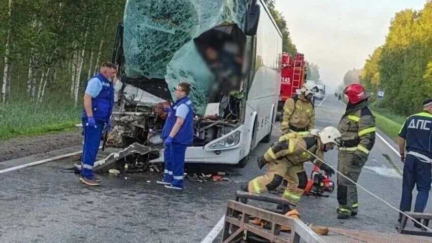 Последствия ДТП с участием автобуса и грузовика в Тюмени. 15 июня 2026