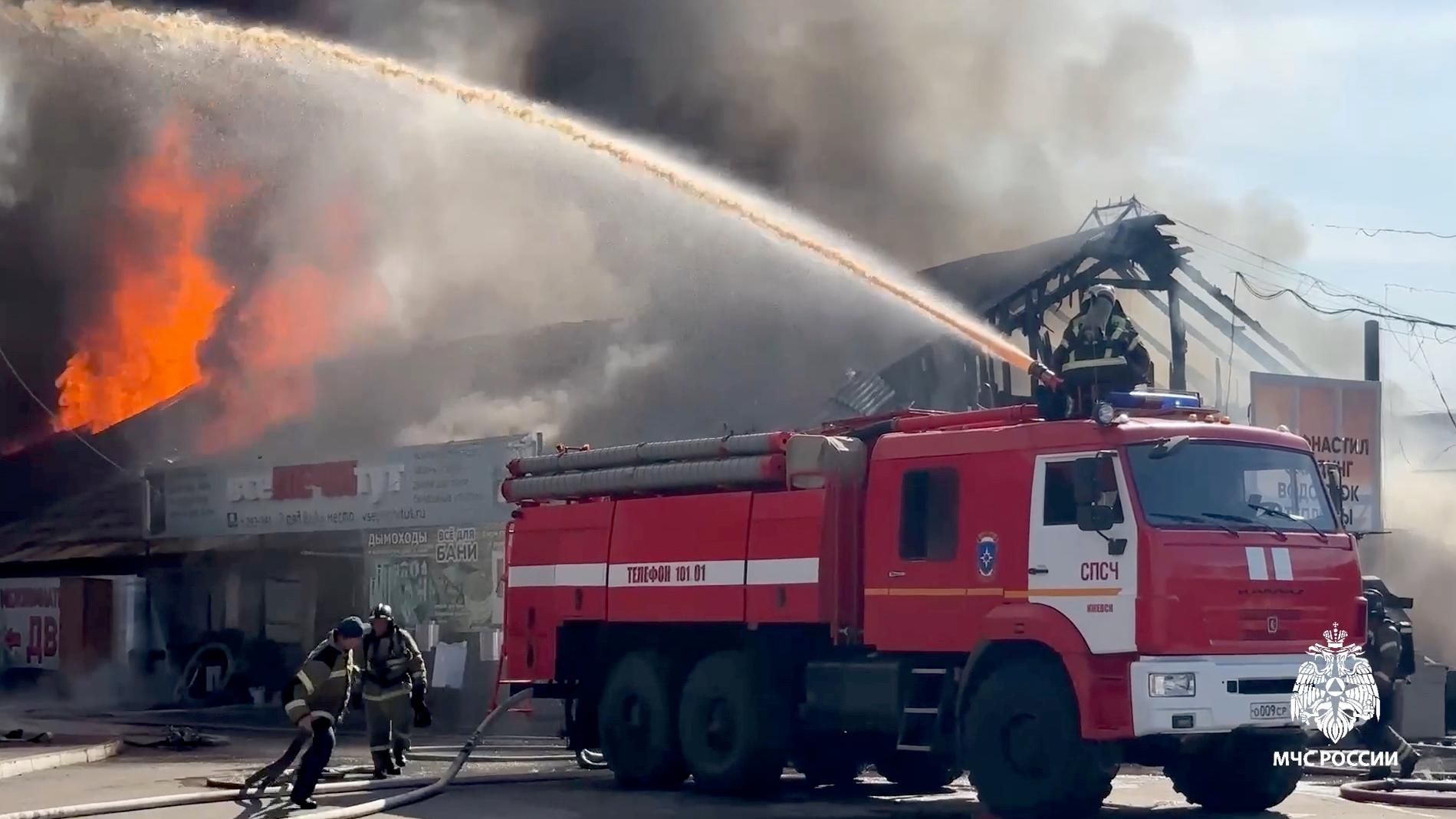 Ликвидация пожара на улице Пойма в Ижевске. Кадр видео
