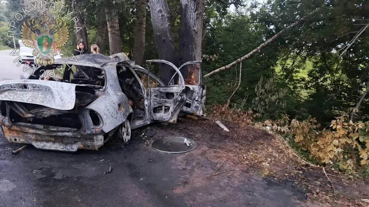 Последствия ДТП с участием автомобиля в Зеленодольске в Татарстане