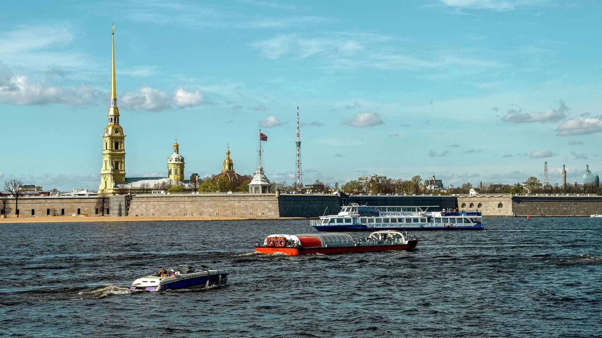 Вид на Петропавловскую крепость и реку Неву в Санкт-Петербурге