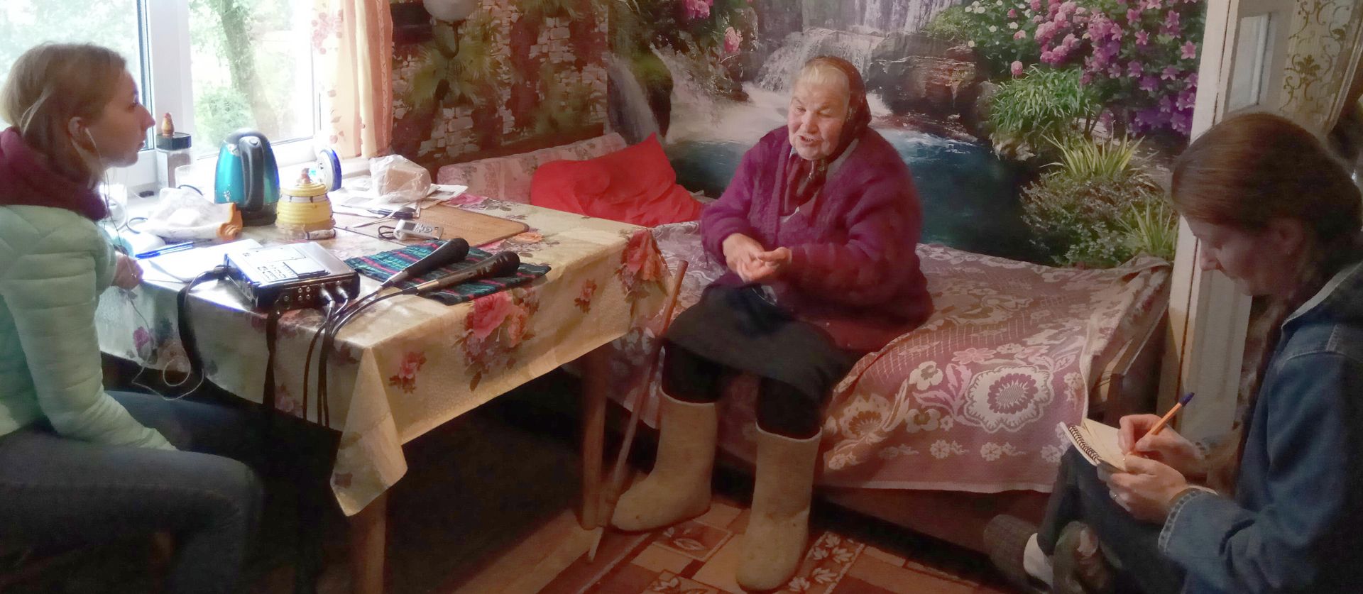 Антонина Петровна Демиденко с участниками фольклорно-этнографической экспедиции в Псковскую область