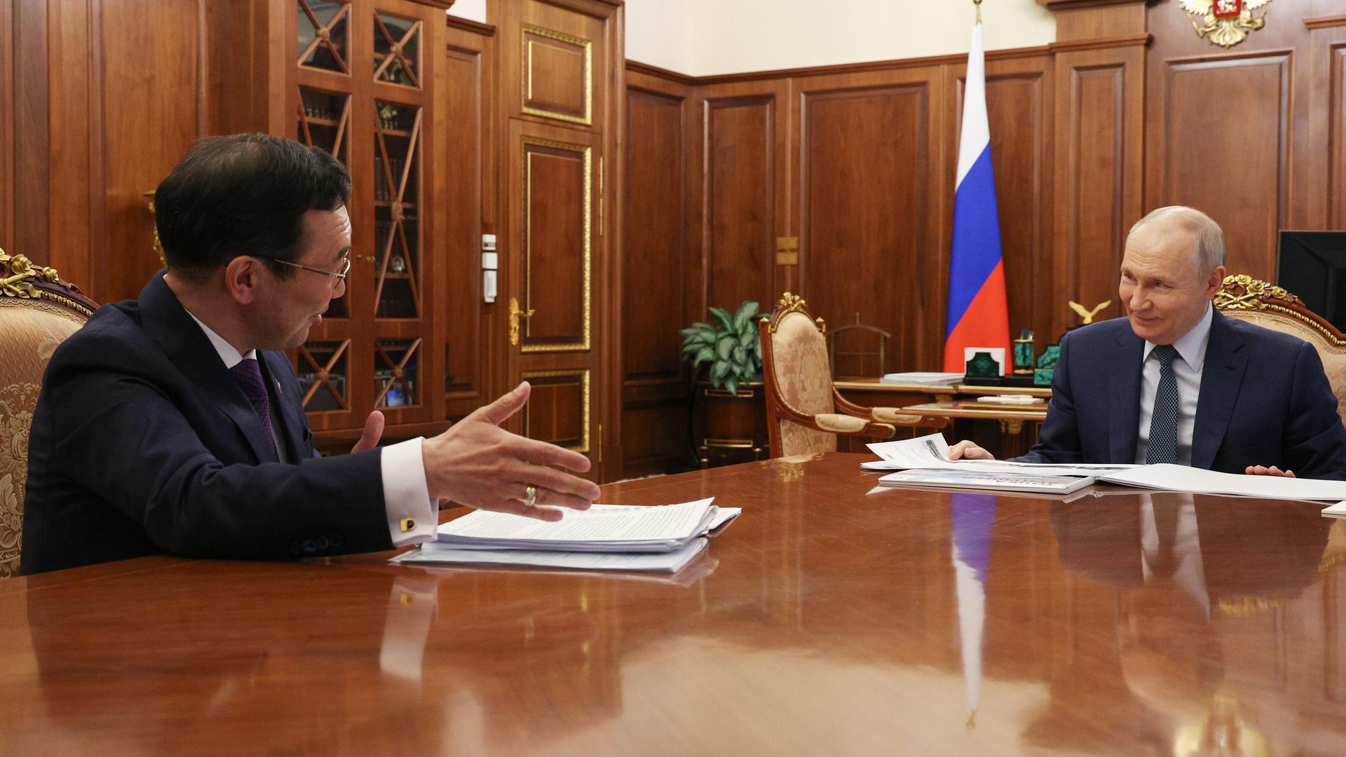 Президент РФ Владимир Путин и глава Республики Саха (Якутия) Айсен Николаев во время встречи