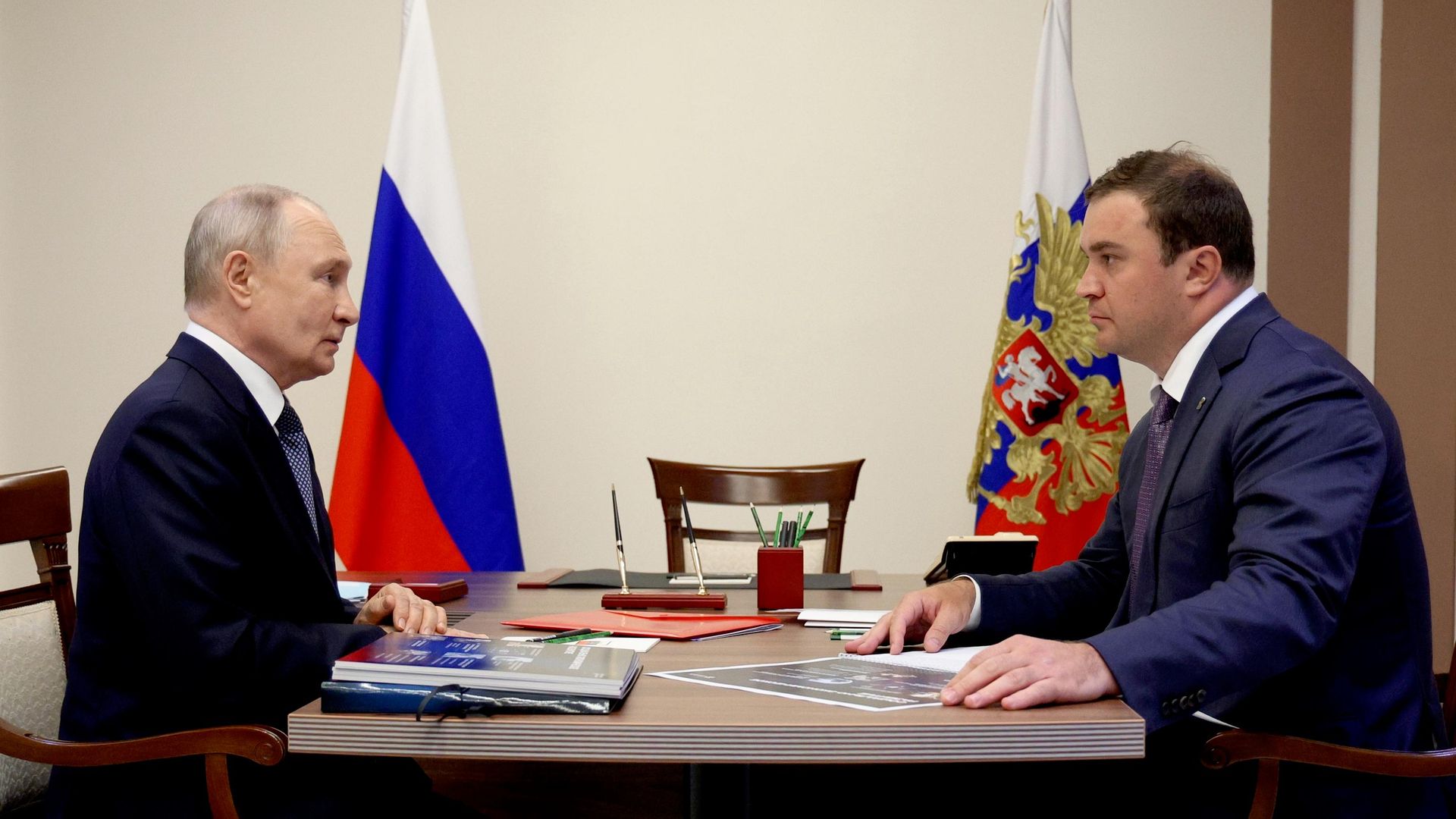 Президент РФ Владимир Путин и губернатор Омской области Виталий Хоценко во время встречи в Омске