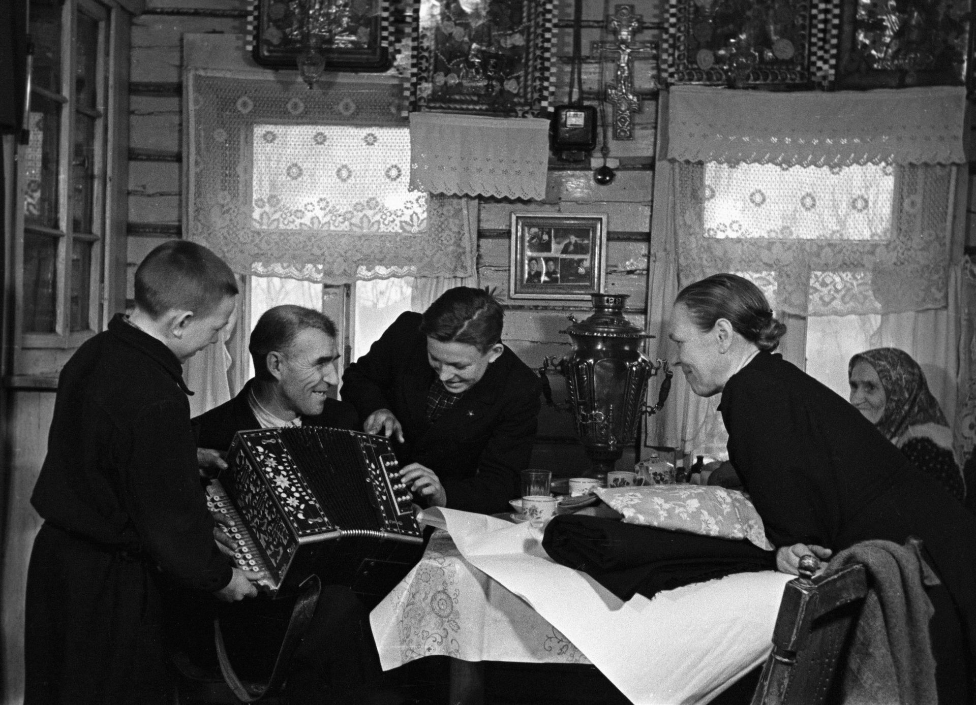Колхозник привез подарки из Москвы