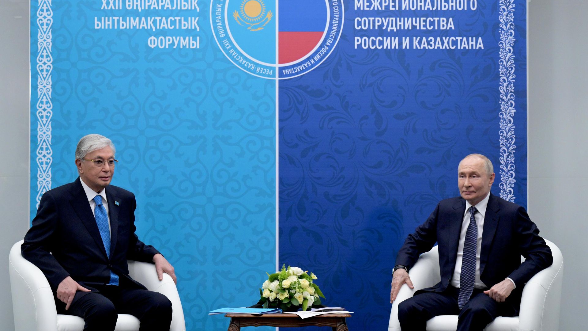 Президент РФ Владимир Путин и президент Казахстана Касым-Жомарт Токаев во время встречи в Омске