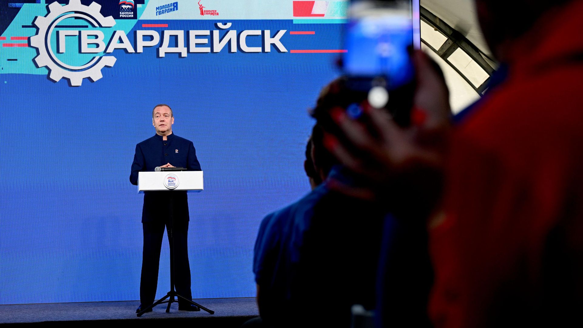 Заместитель председателя Совета безопасности РФ, председатель партии Единая Россия Дмитрий Медведев на встрече руководства Единой России с участниками молодежного палаточного форума Гвардейск