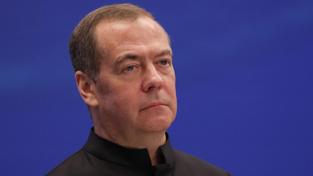 Медведев рассказал о повышении МРОТ