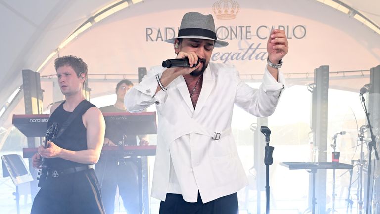 Певец Джони (JONY) выступает в яхт-клубе Royal Yacht Club в Москве