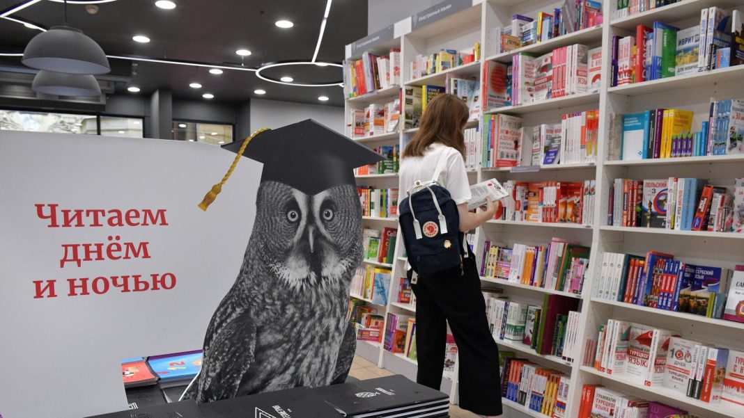 В АСТ рассказали о росте спроса на книги Сартра