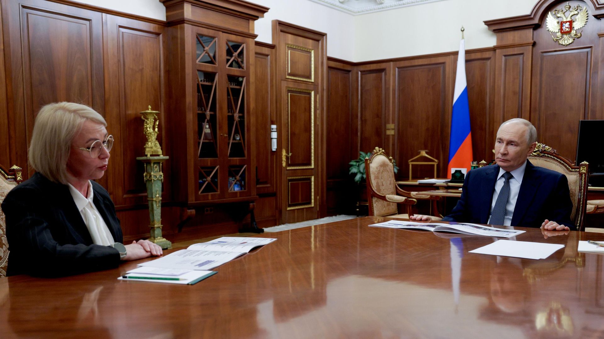 Президент РФ Владимир Путин и губернатор Ненецкого автономного округа Ирина Гехт во время встречи