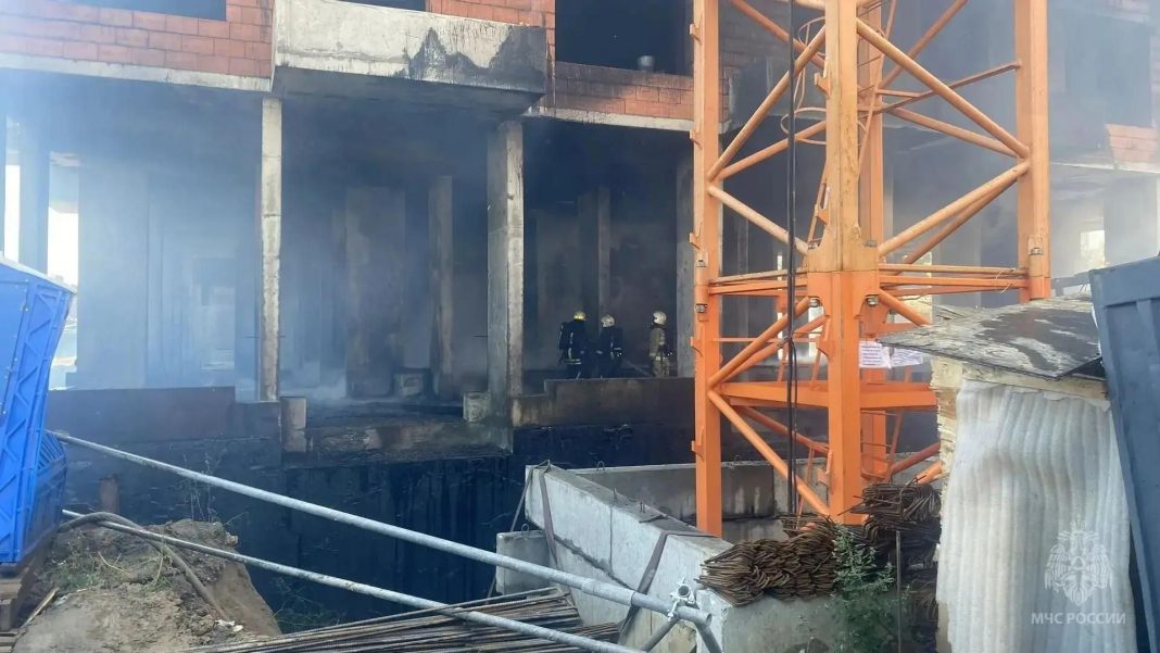 В Омске задержали подозреваемого по уголовному делу о пожаре на стройке