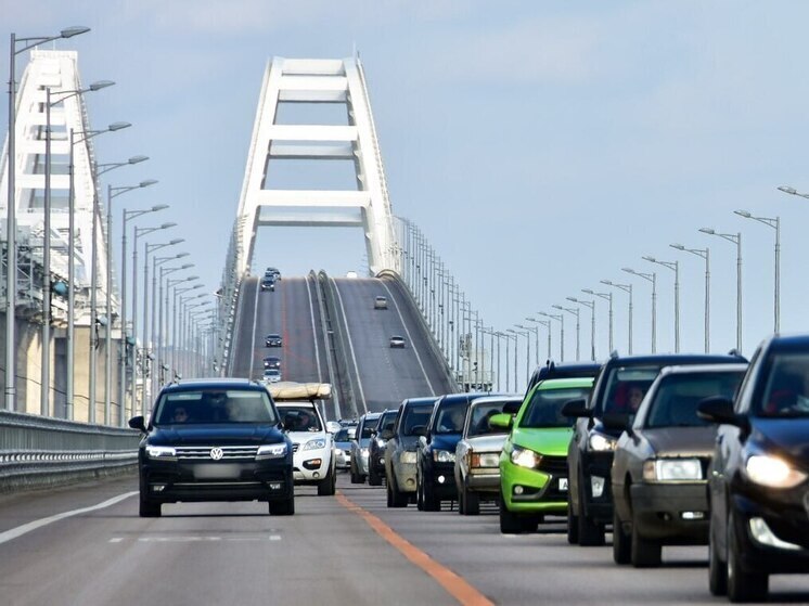 У Крымского моста скопилась большая очередь из транспорта
